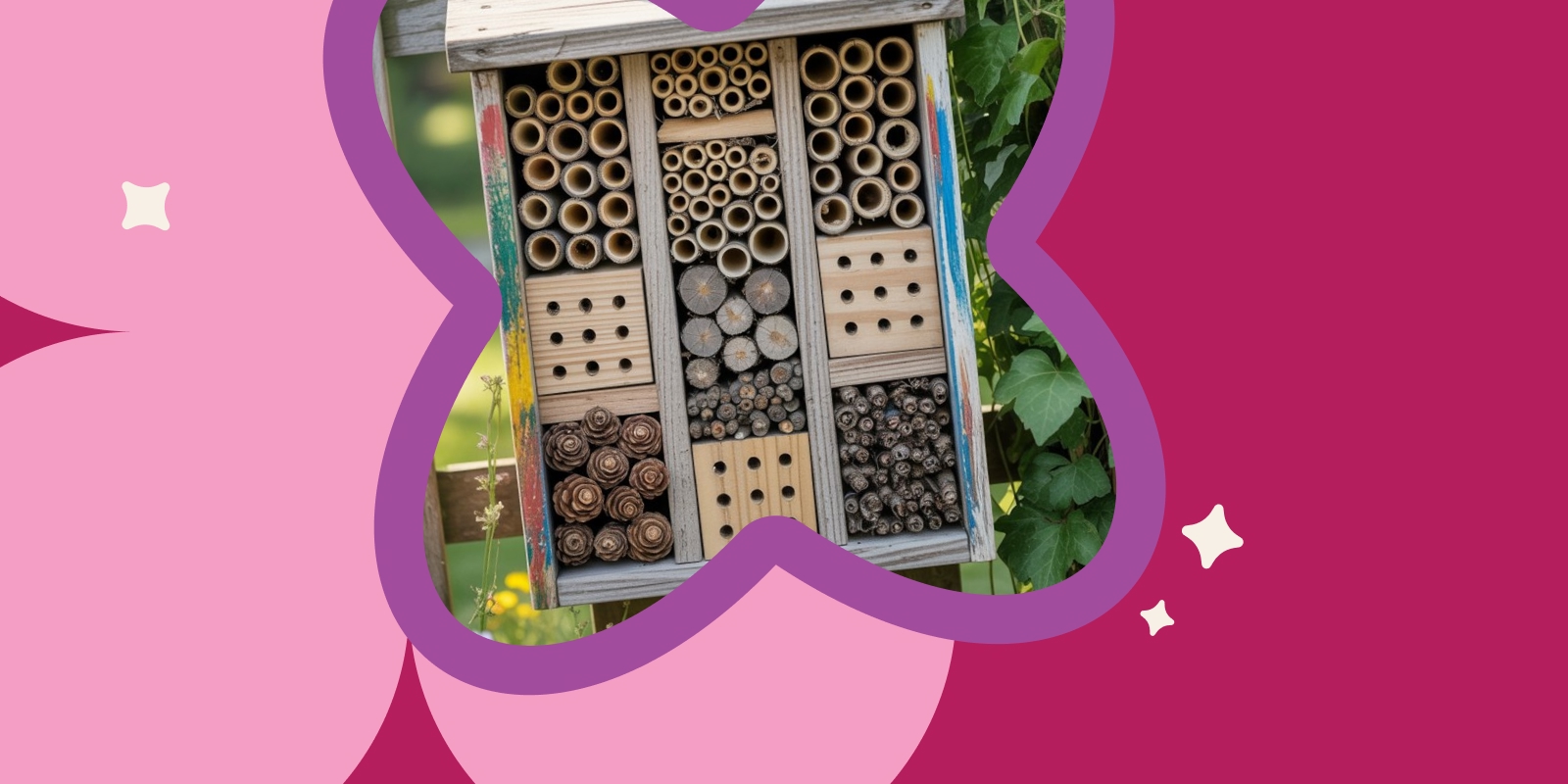 Selbstgebautes Insektenhotel aus Holz und Bambusröhrchen an einem Gartenzaun