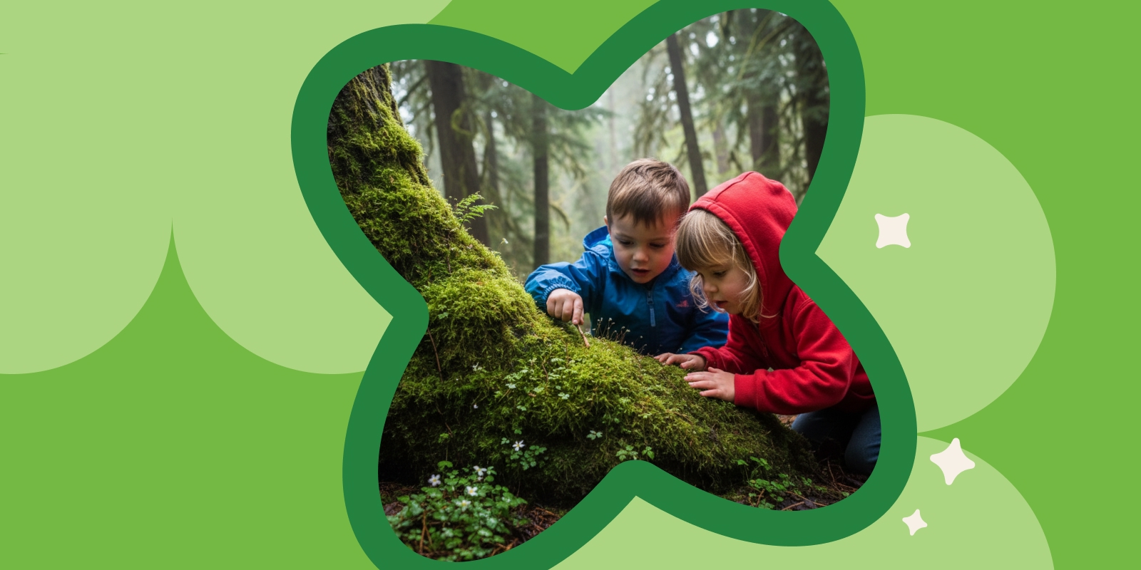 Kind mit Lupe untersucht ein Moospolster im Wald, daneben eine Checkliste