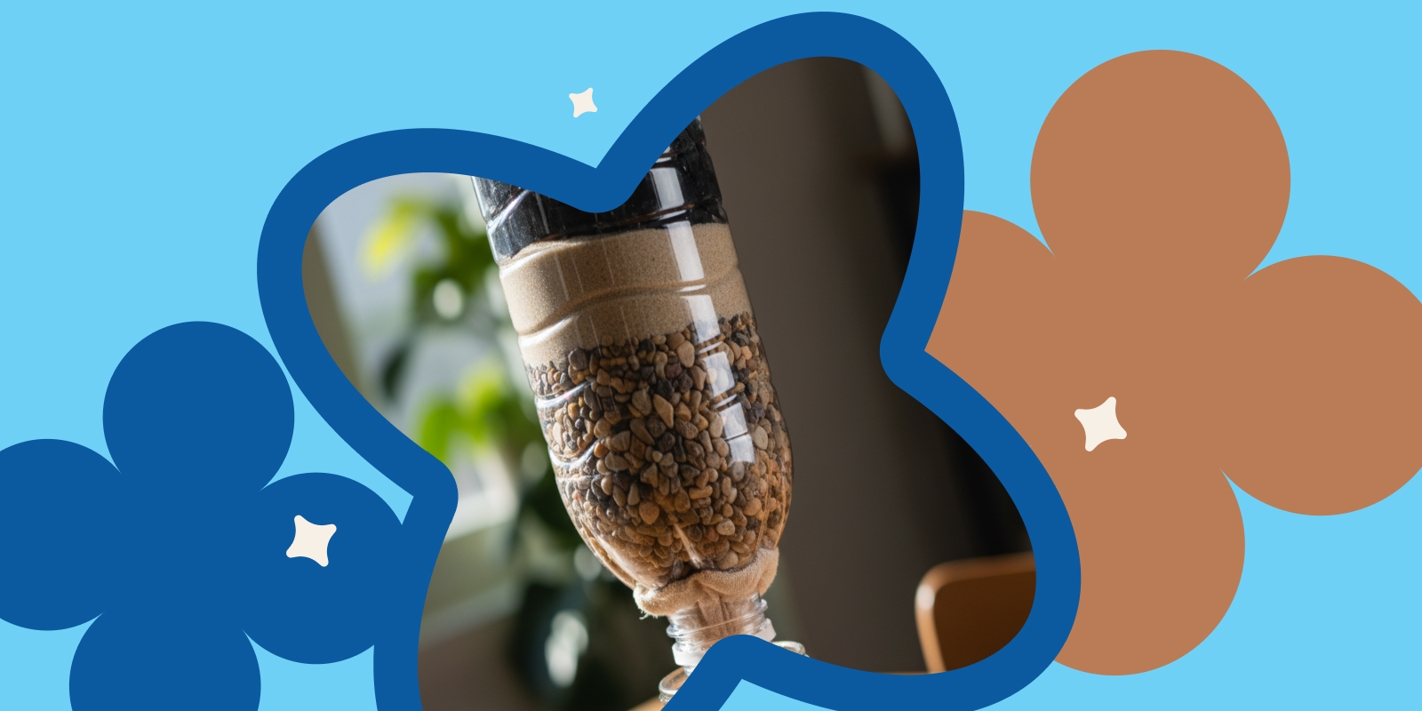 Selbstgebauter Wasserfilter aus einer PET-Flasche mit sichtbaren Schichten aus Kies, Sand und Kohle