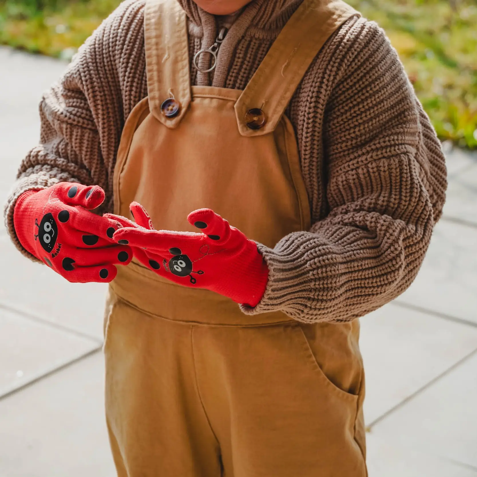 Kind mit Kinderhandschuhen